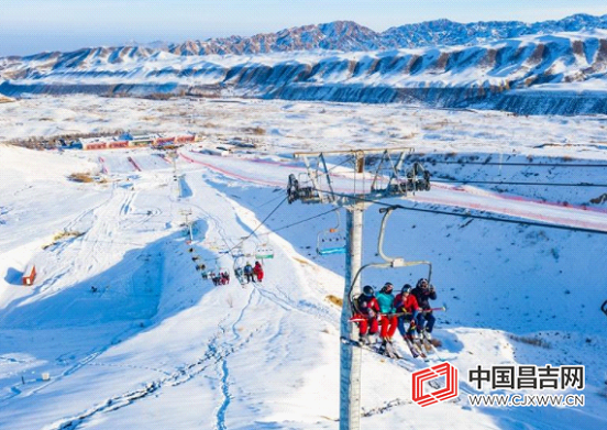 阜康市第二十一届天山天池冰雪风情节暨天山天池国际滑雪场开业首滑仪式在天山天池国际滑雪场举行