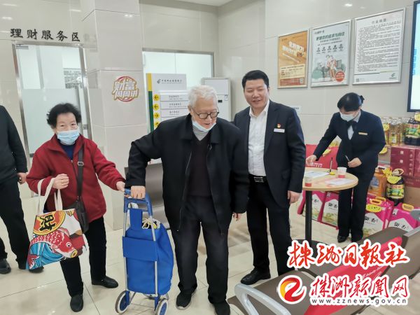  邮储银行株洲市分行持续开展“行长值大堂”活动