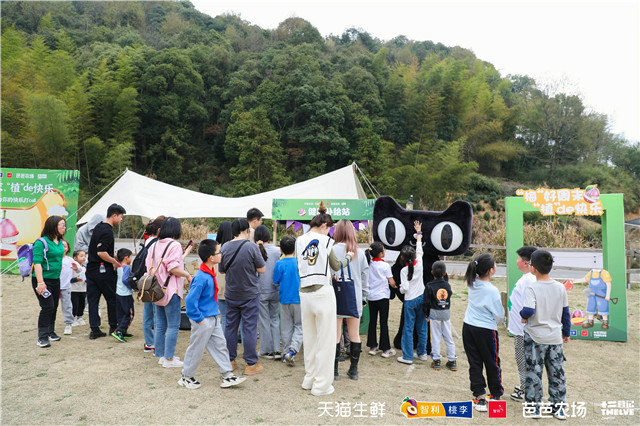 “浇”出一个新朋友，这个植树节天猫生鲜给露营换了个新姿势