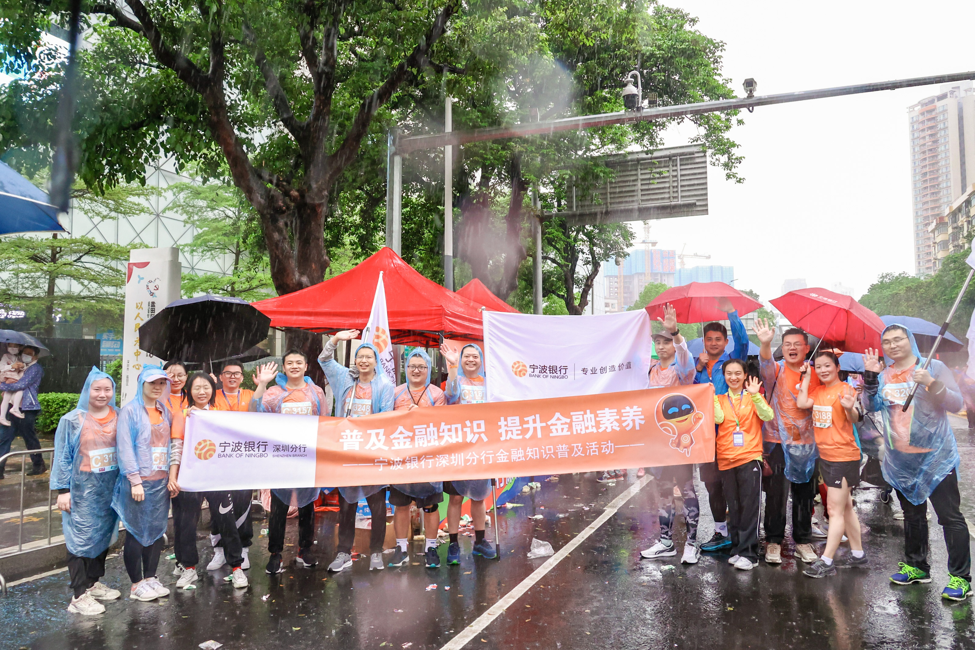  逐梦湾区 圳好有“宁” 宁波银行助力首届深圳盐田山海半程马拉松燃情开跑